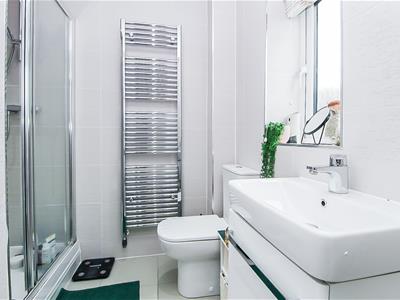 EN SUITE SHOWER ROOM